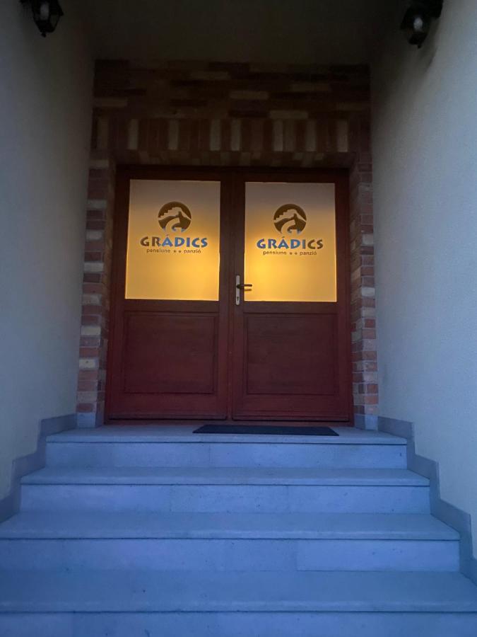 Gradics Panzio Otel Siculeni Dış mekan fotoğraf